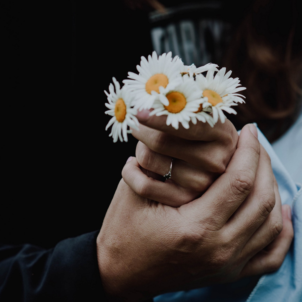 Чувственные фото загорелой Natalia с цветком в руках