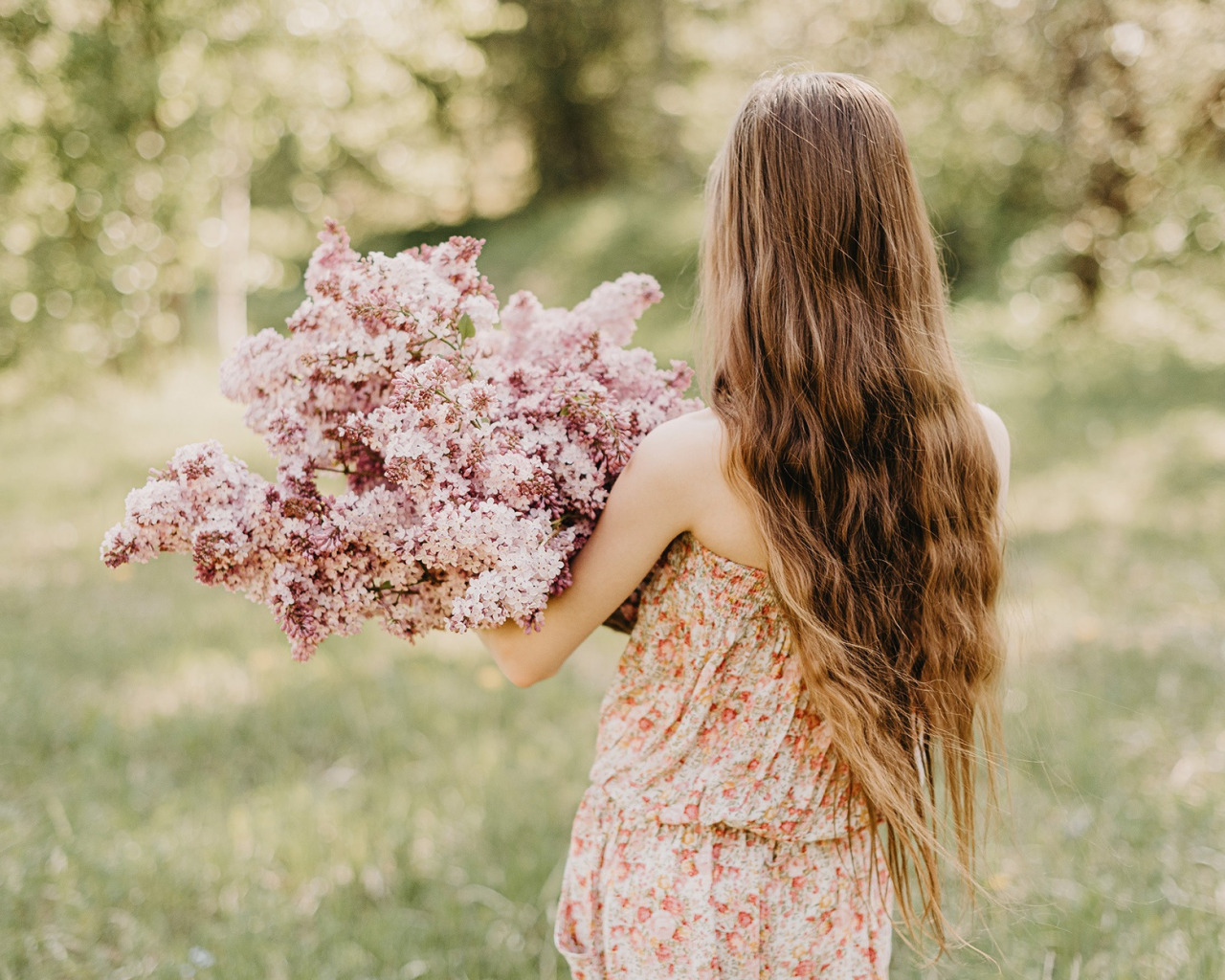 Молодая девушка стоит на коленях в трусиках в цветочек фото