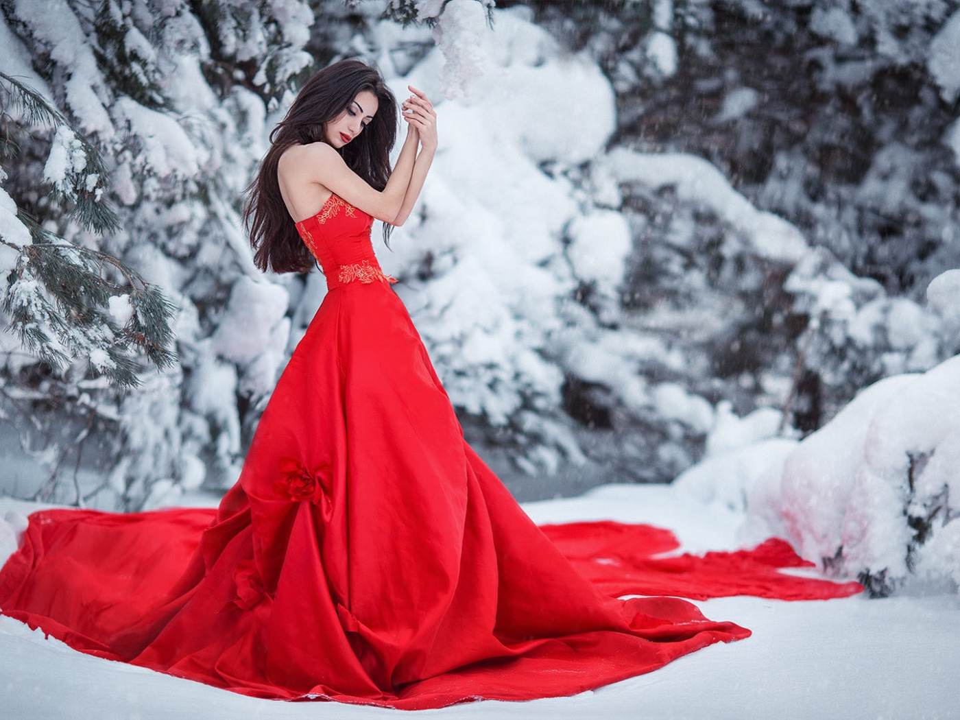 Красное Платье Со Шлейфом
