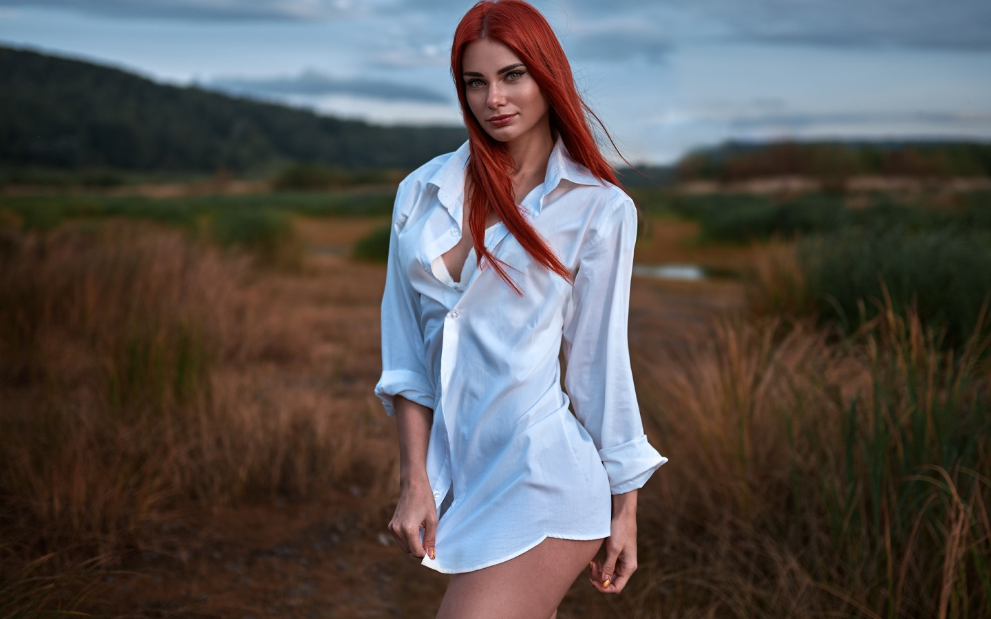 Рыженькая мамка в белой блузке