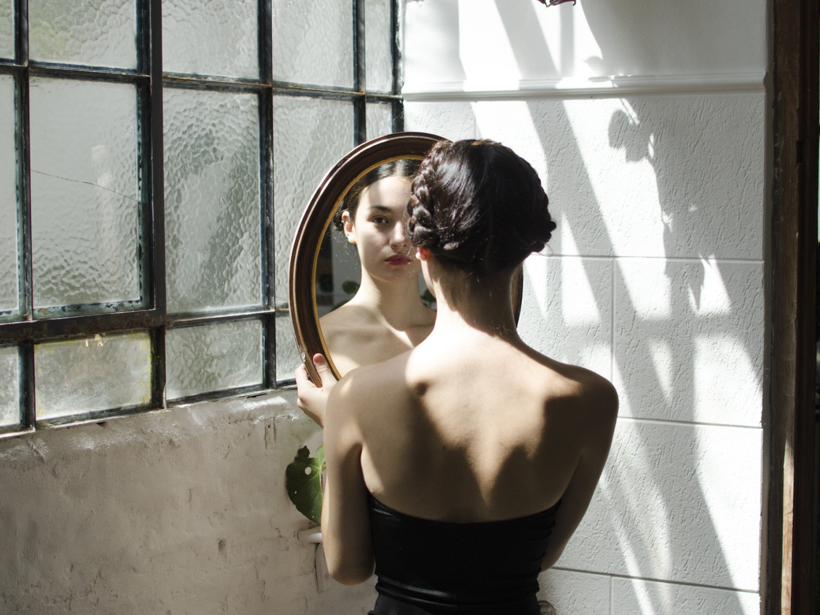 Фото девушки трогающей свои сиськи у зеркала