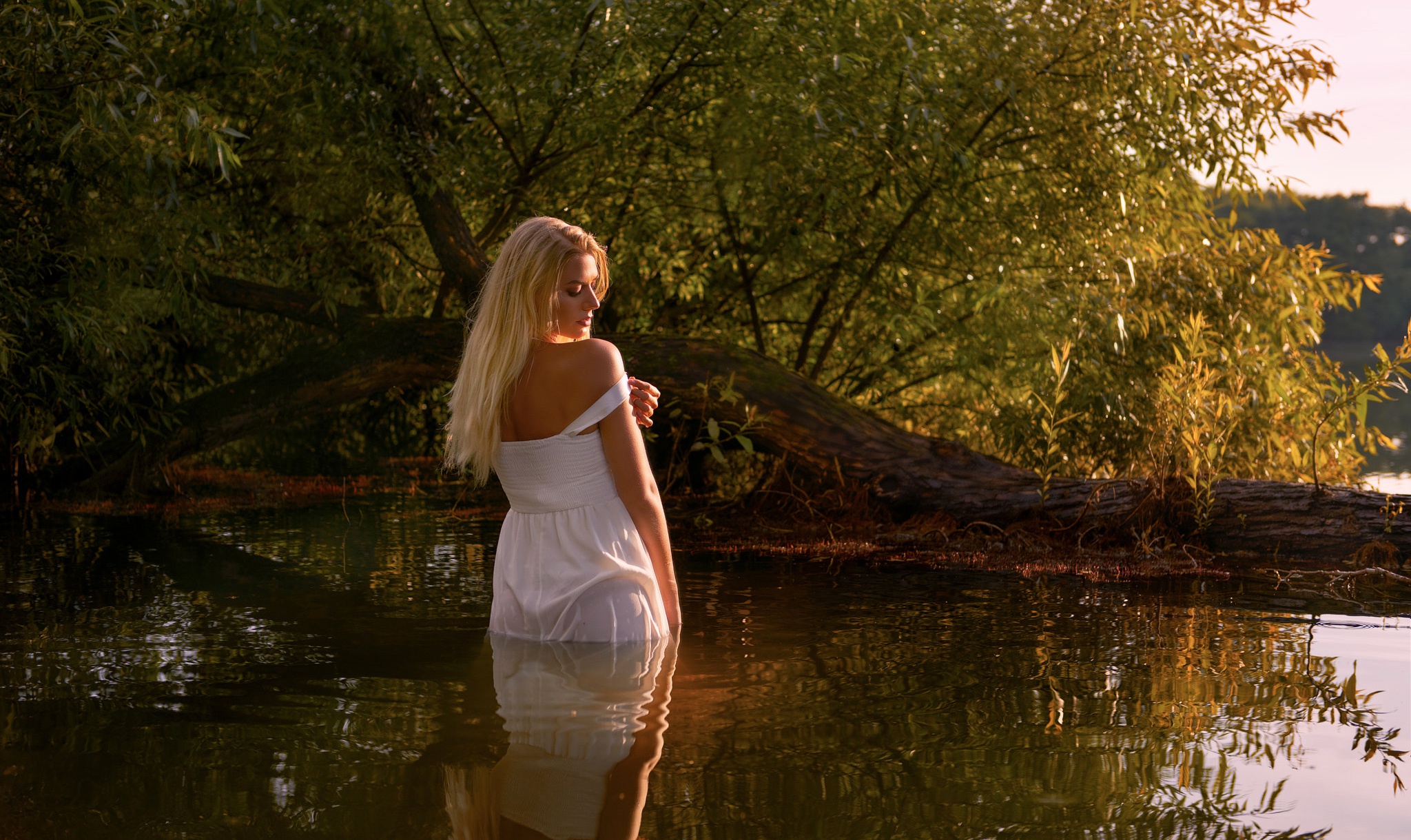 Красивенькая блондиночка сфоткалась у пруда