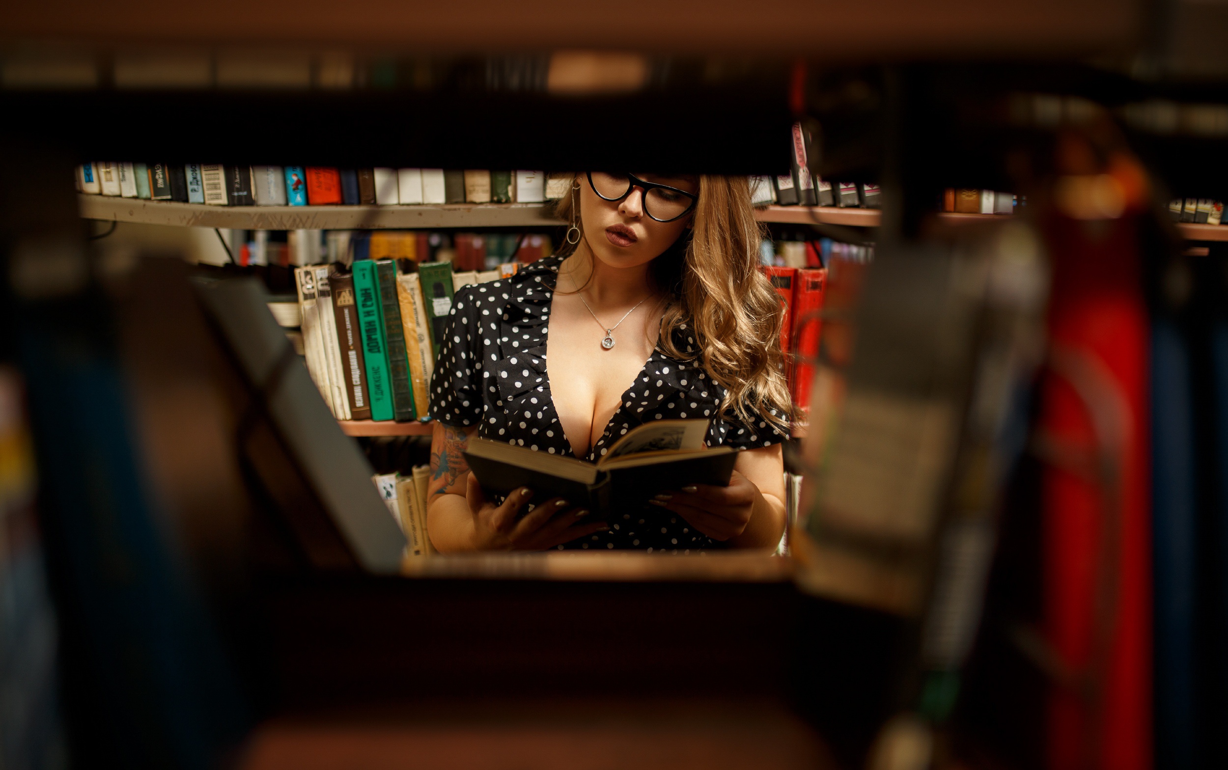 Очаровательная голая девушка страстная библиотекарша 