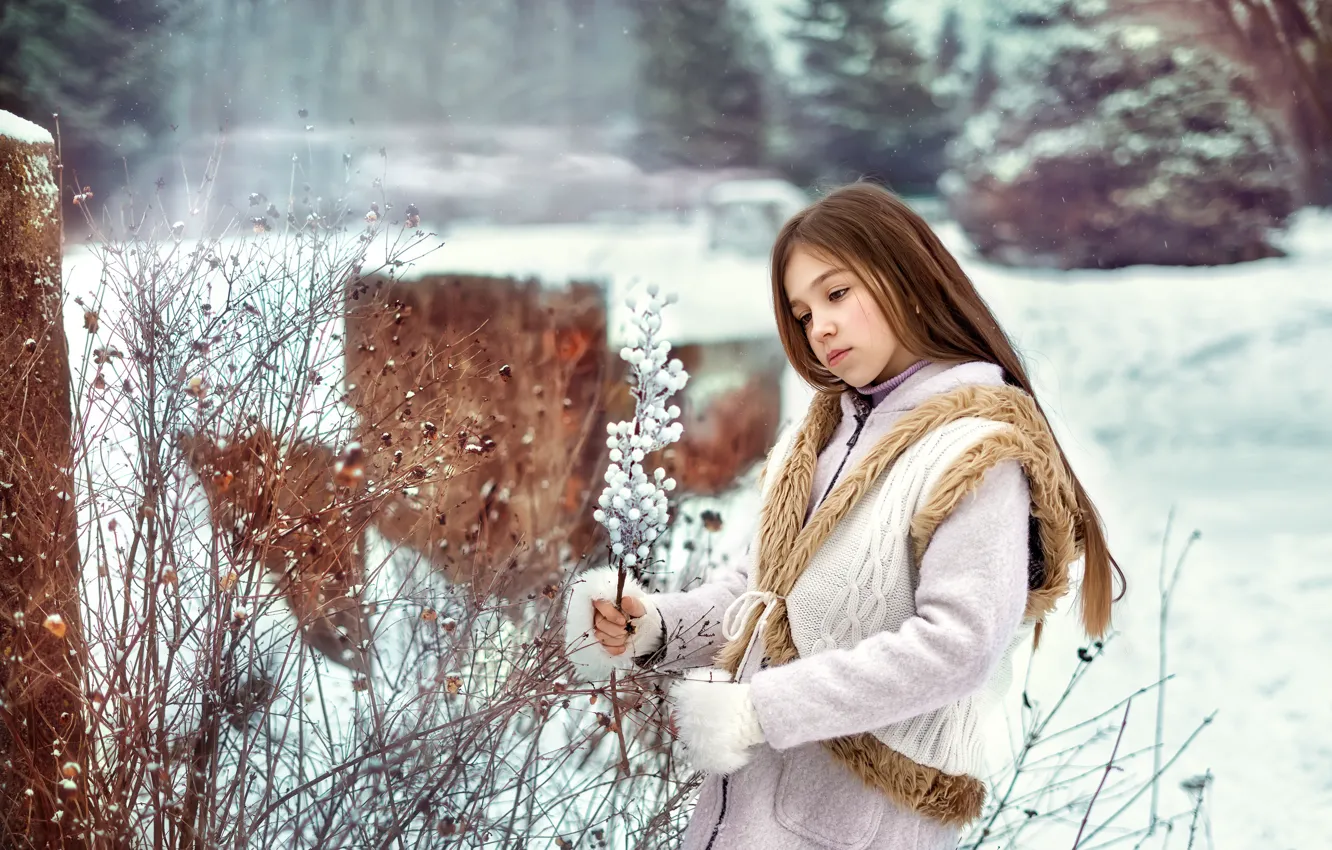 Девица зимой делает красивые эро фоточки на фоне снега
