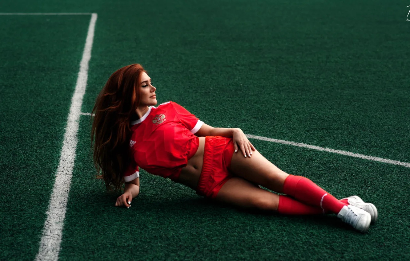 Футболистка в красных гетрах и футболке ебется на искусственном газоне