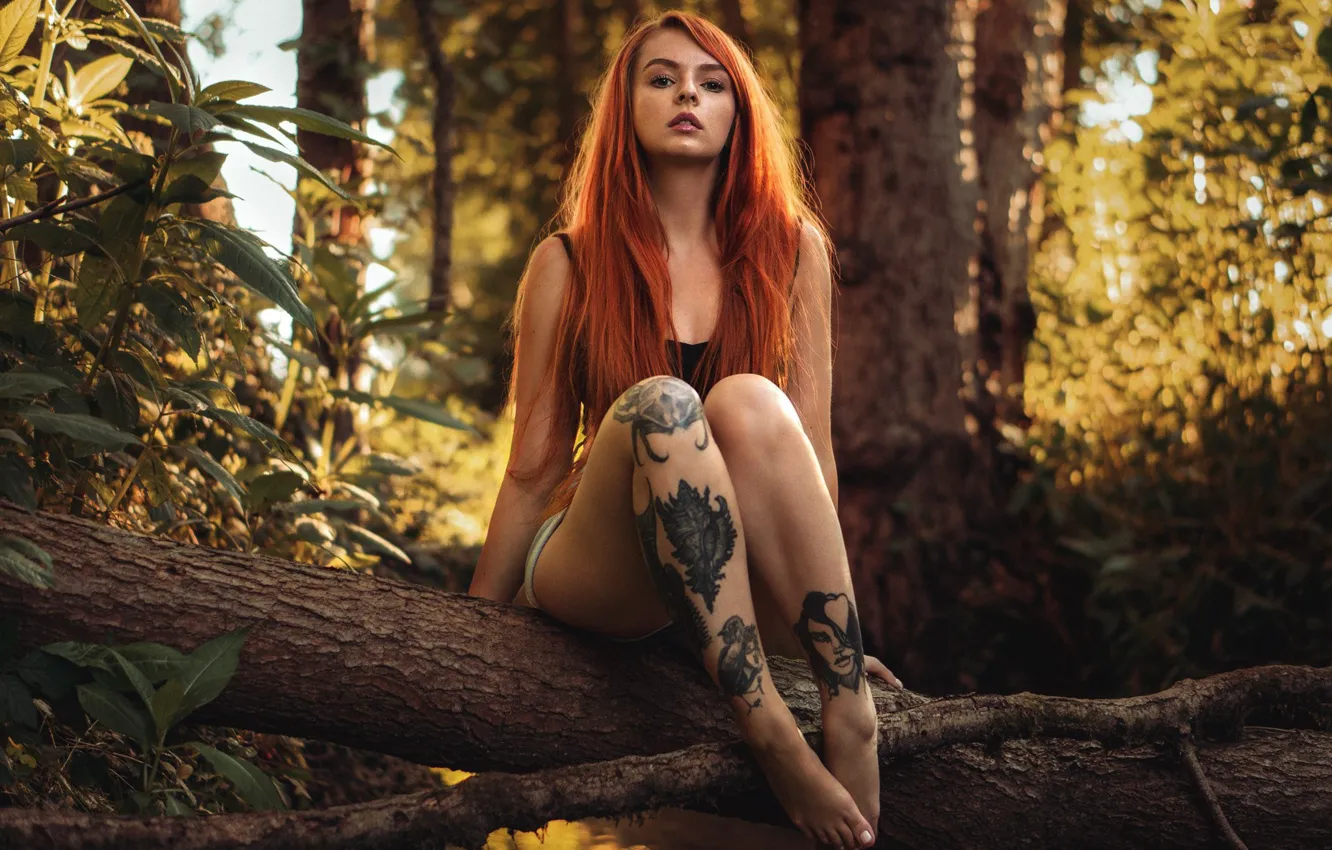 В лесу голая дамочка рыжая и симпатичная