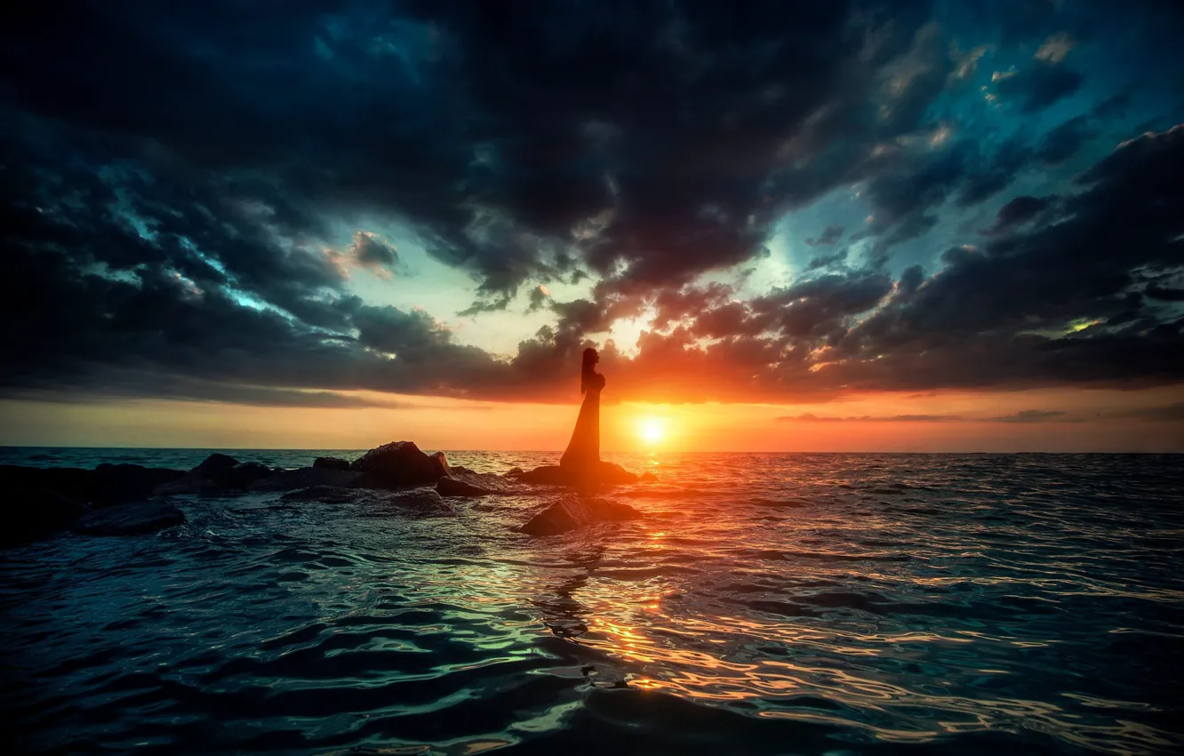 Морская эротика на закате возле воды фотографии