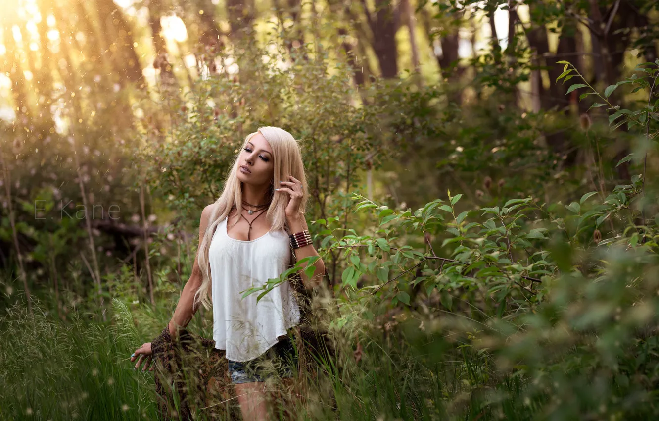 Голая блондиночка в сосновом лесу - порно фото