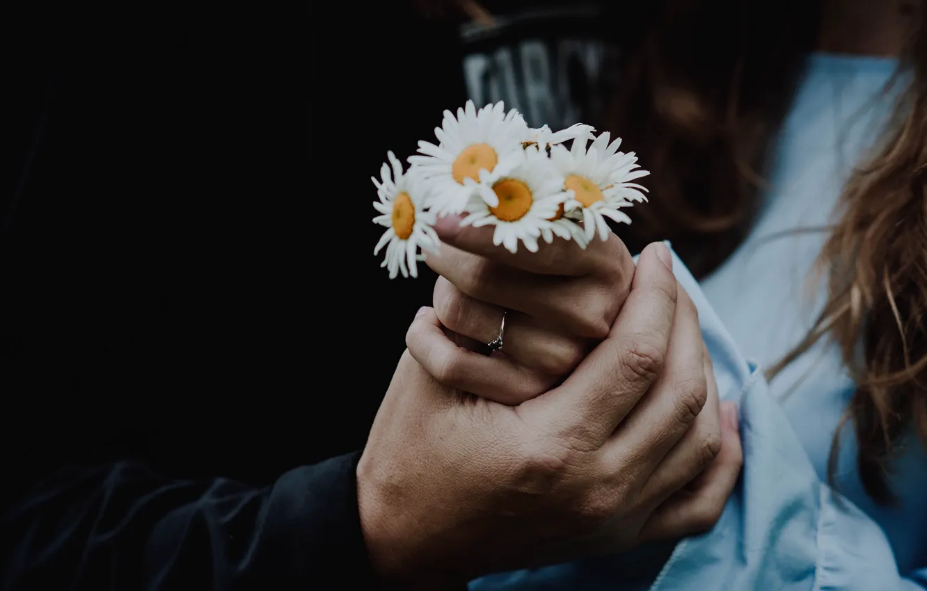 Чувственные фото загорелой Natalia с цветком в руках