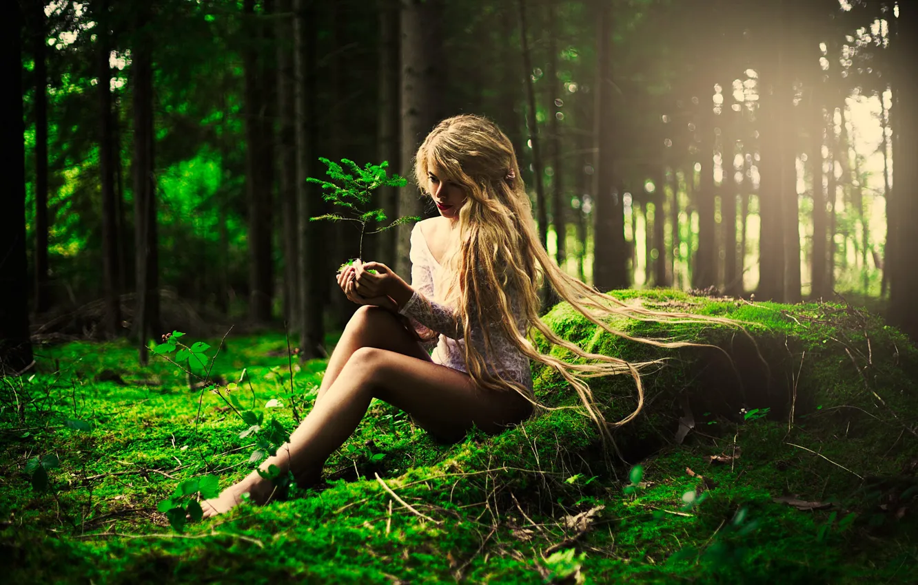 Девушка с большими дойкамигуляет по лесу