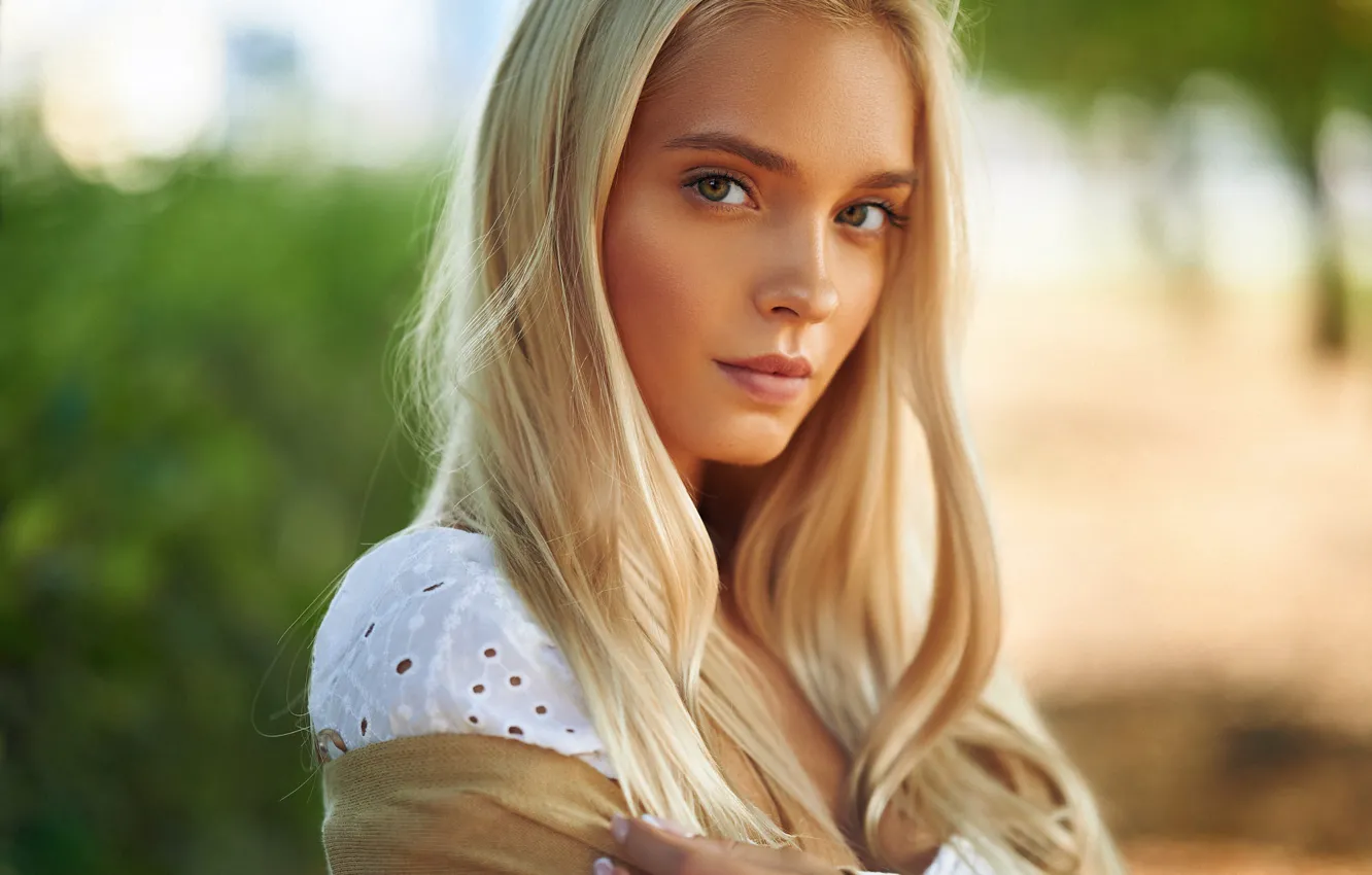 Beautifull blonde girl showing perfect
