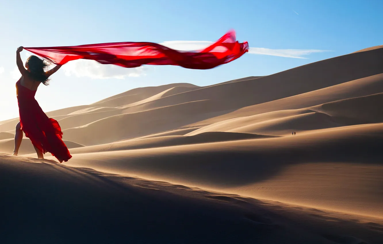 Красное Платье В Пустыне