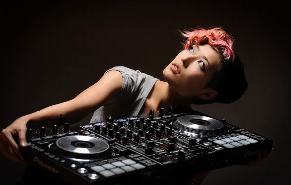 Picture girl, remote, DJ