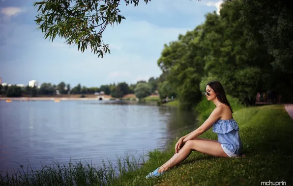 Picture trees, branches, sexy, pose, pond, Park, model, shorts, makeup, figure, glasses, hairstyle, blouse, brown hair, …
