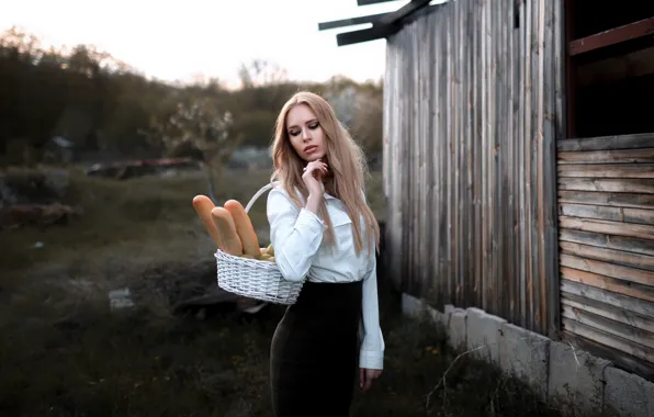 Picture girl, house, bread