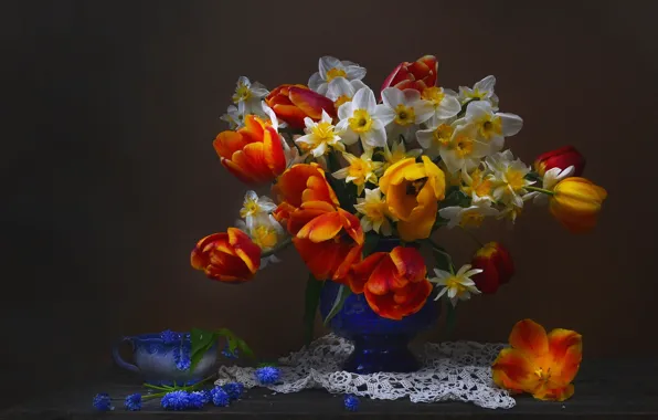 Picture background, bouquet, tulips, vase, napkin, daffodils, Muscari
