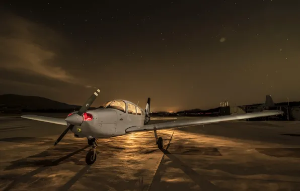 Picture night, the plane, the airfield