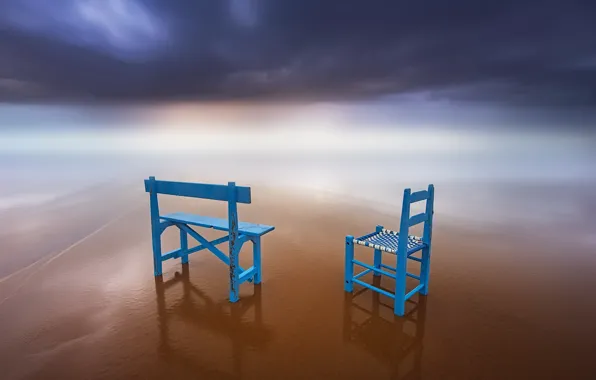 Picture the sky, shore, chairs