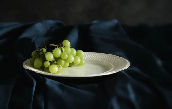 Picture background, plate, grapes
