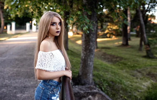 Picture look, trees, pose, Park, model, shorts, portrait, makeup, figure, hairstyle, blonde, topic, beauty, bokeh, Andrew …