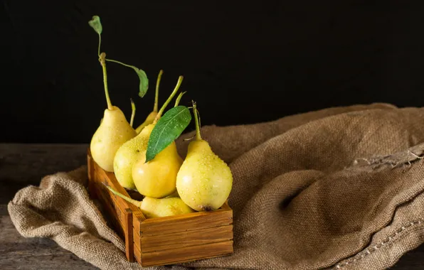 Picture box, pear, ripe