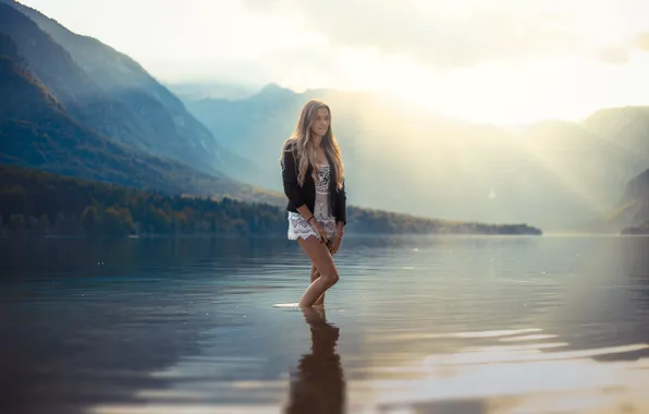 Picture girl, is, Sweetheart, in the lake, mountains in the background