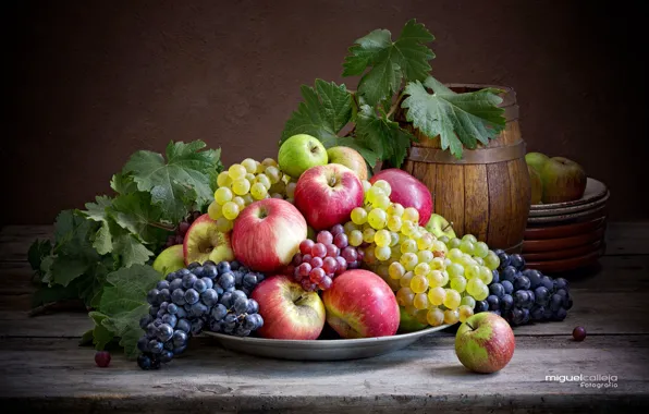 Picture apples, grapes, barrel