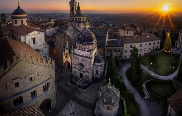 Picture the sun, rays, sunset, the city, building, home, Italy, Church, tower, Bergamo, Владимир Бакулин