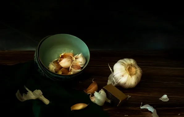 Picture the dark background, table, bowl, still life, garlic, husk, зубчики чеснока