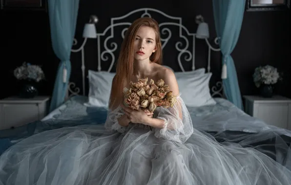 Picture look, girl, flowers, face, room, white, bed, portrait, roses, bouquet, pillow, dress, bed, freckles, the …