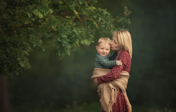 Picture summer, branches, nature, woman, kiss, boy, baby, shawl, mom, child, son, mother, motherhood, Chudak Irena