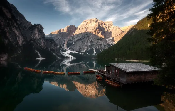 Picture mountains, boats, house, pond