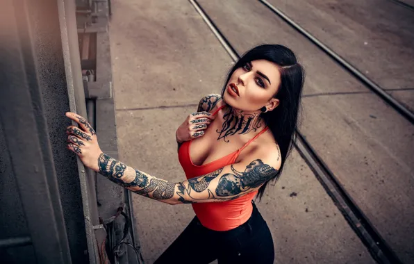 Picture look, sexy, pose, model, rails, train, portrait, jeans, makeup, Mike, piercing, brunette, tattoo, hairstyle, beauty, …