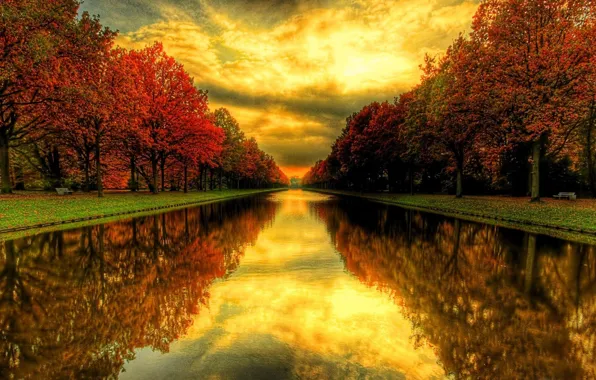 Picture perspective, channel, the reflection in the water, autumn Park