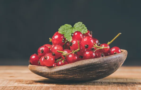 Picture berries, the dark background, leaf, food, bowl, red, currants, wooden