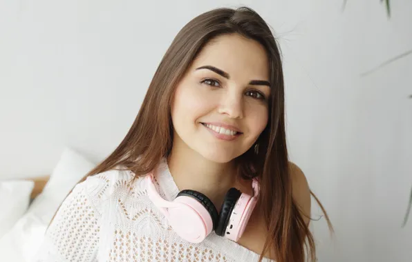 Picture music, white, sexy, blouse, smile, headphones, look, plant, Alise Moreno