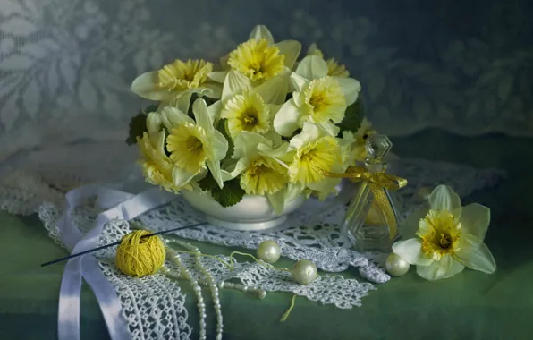 Picture tangle, perfume, beads, daffodils
