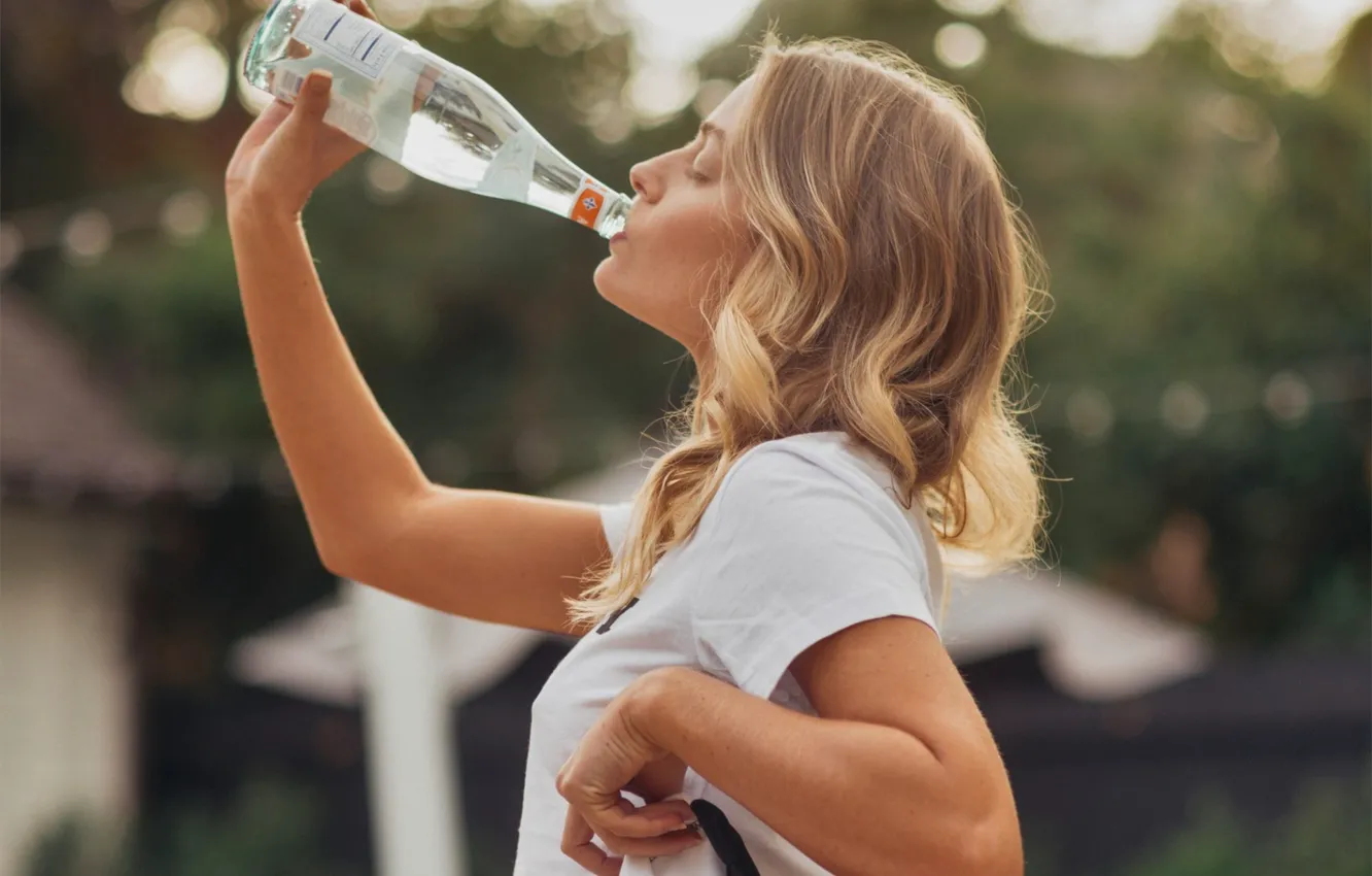 Wallpaper glass, woman, young, water, model, blur, blonde, drink, heat,  t-shirt, bottle, enjoying, curls, thin, lifting, drinking images for  desktop, section девушки - download