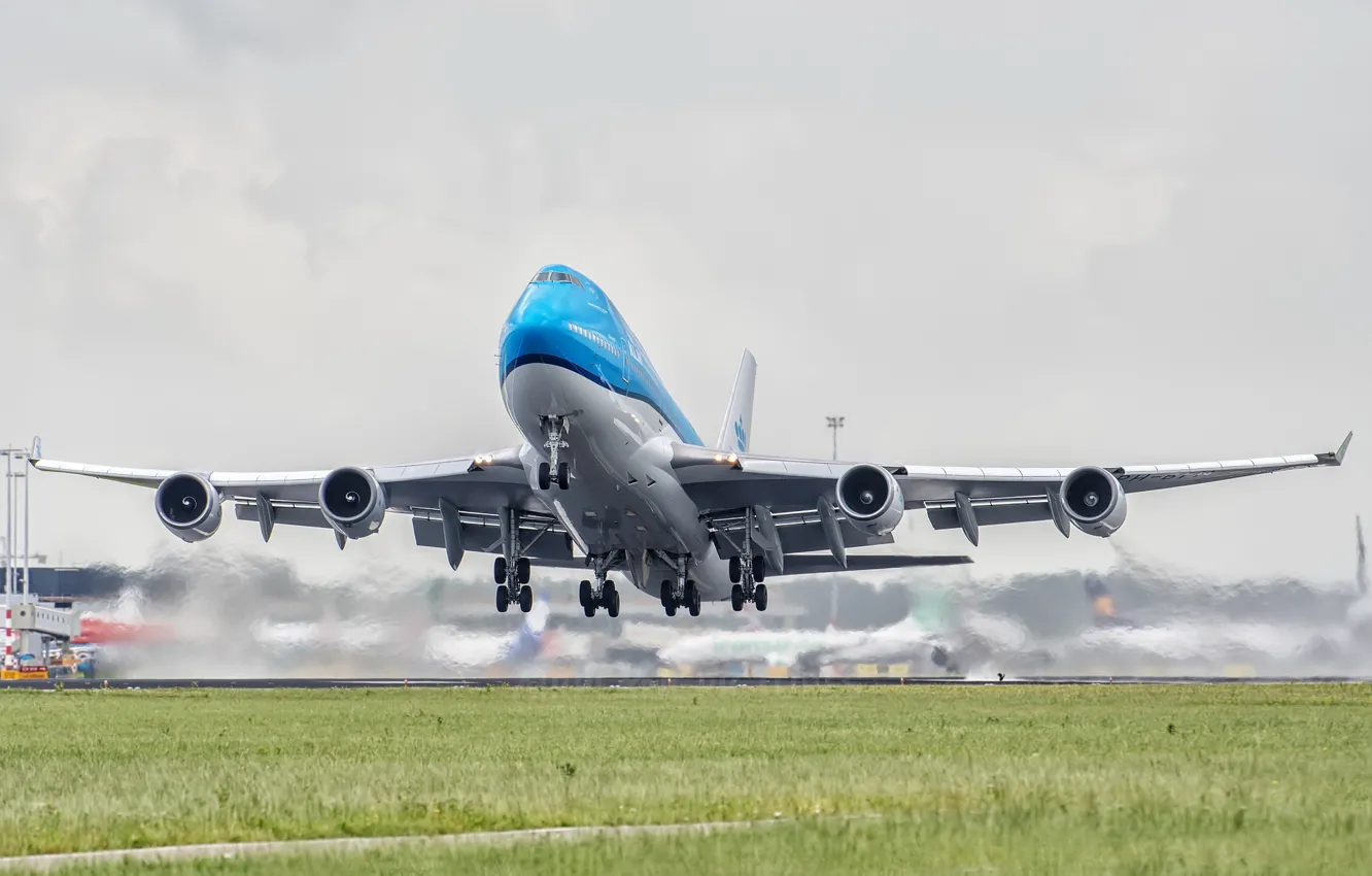 Photo wallpaper Grass, The plane, Airport, Boeing, The rise, WFP, Airliner, Boeing 747, Chassis, KLM, A passenger …