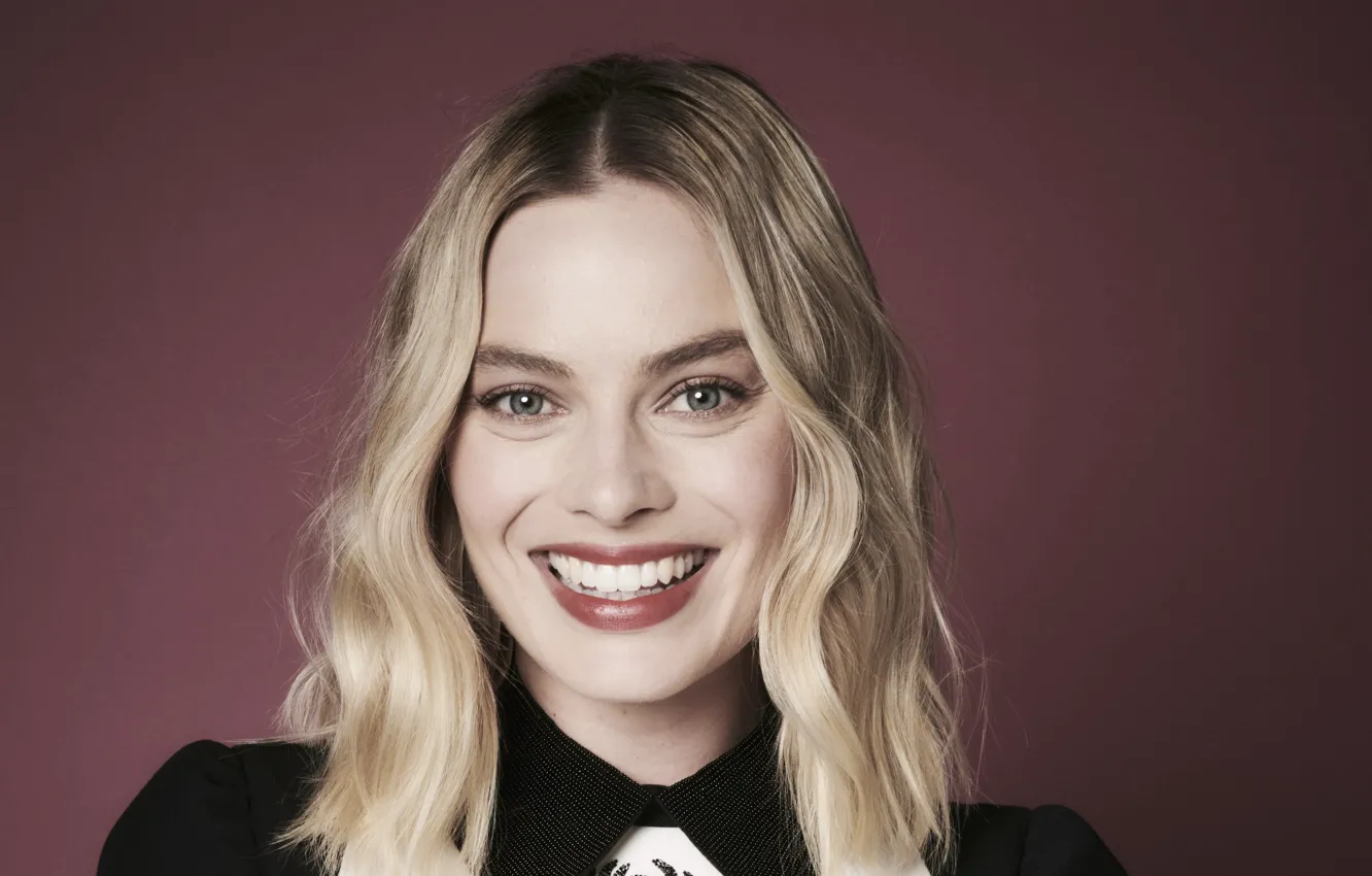GLOSSY PHOTO PICTURE 8x10 Margot Robbie Blonder Smiling