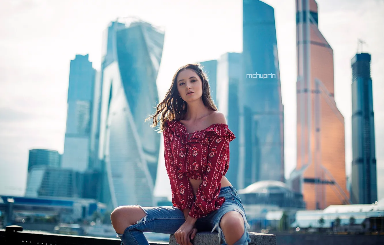 Девушка на фоне города фото