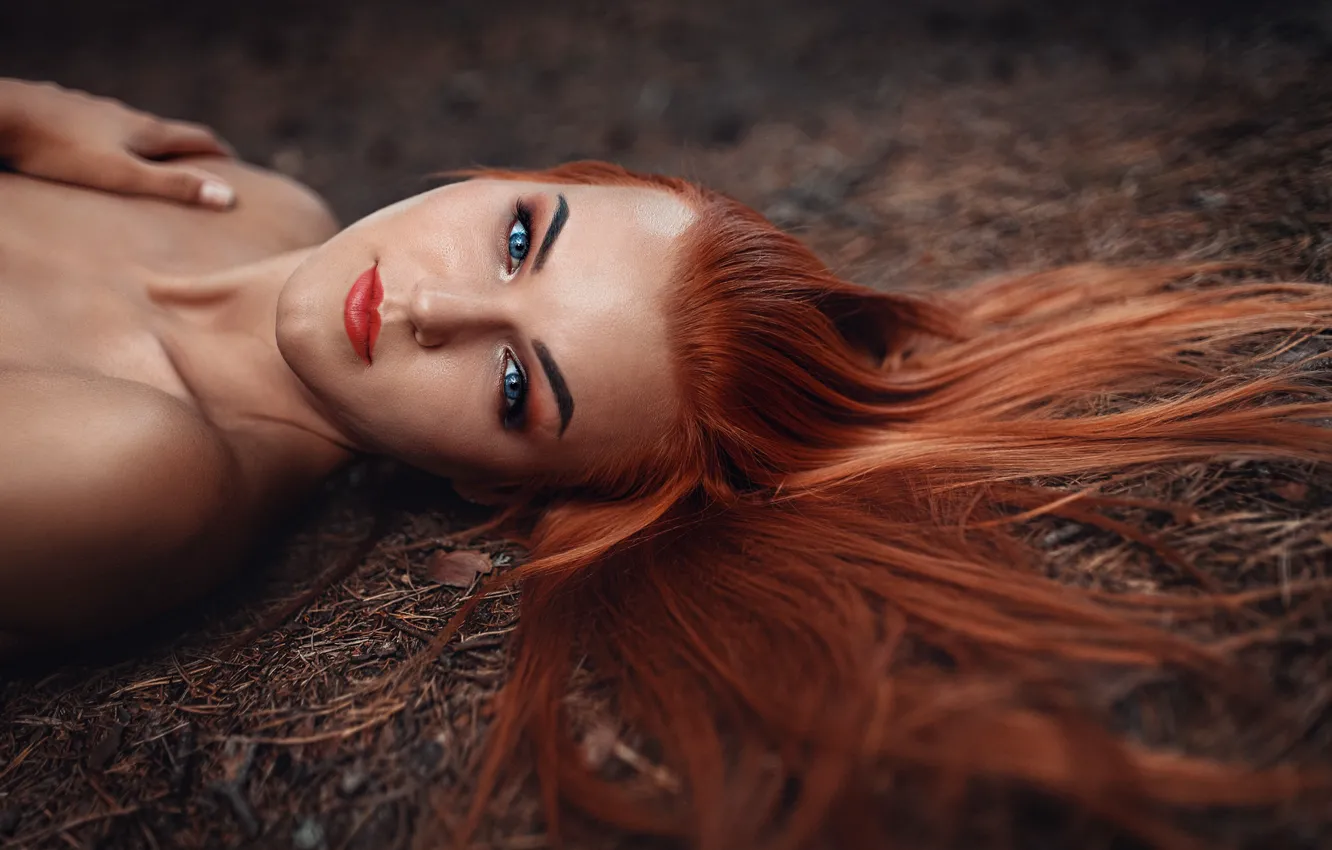 Gorgeous redhead naked girl
