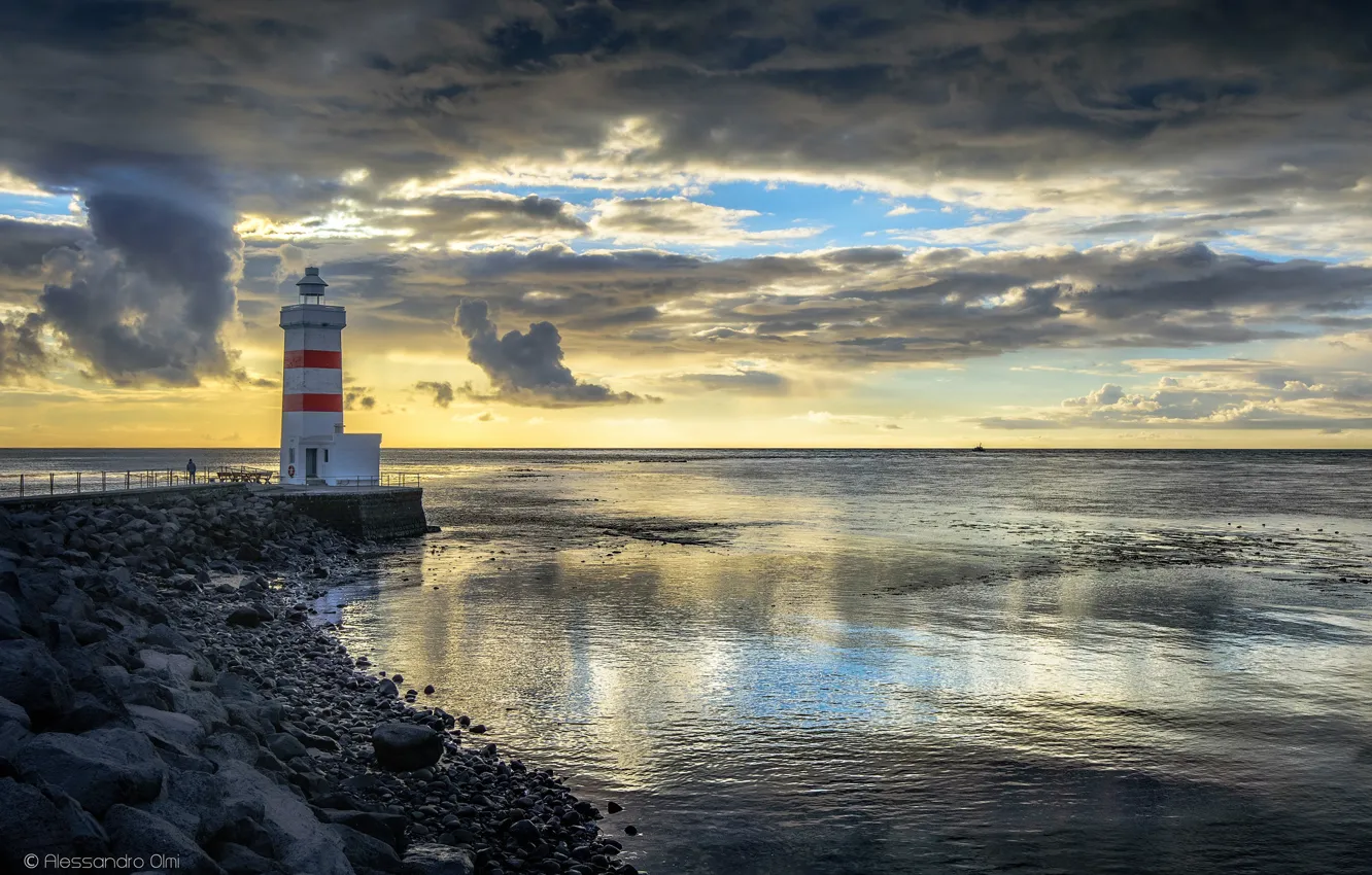 Svetionici Maiak-islandiia-poberezhe-more-oblaka