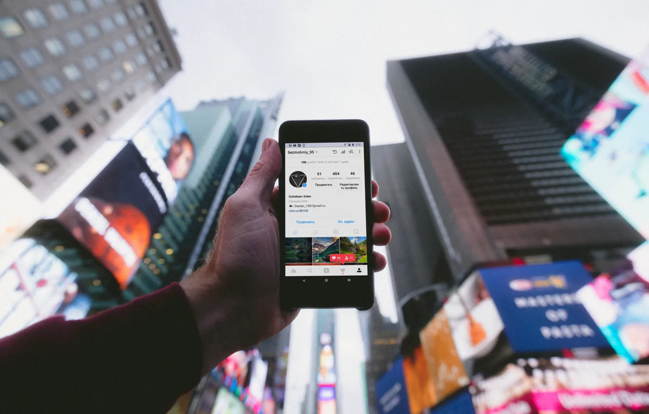 Photo wallpaper the city, building, hand, blur, skyscrapers, advertising, skyscrapers, smartphone, in the center, instagram