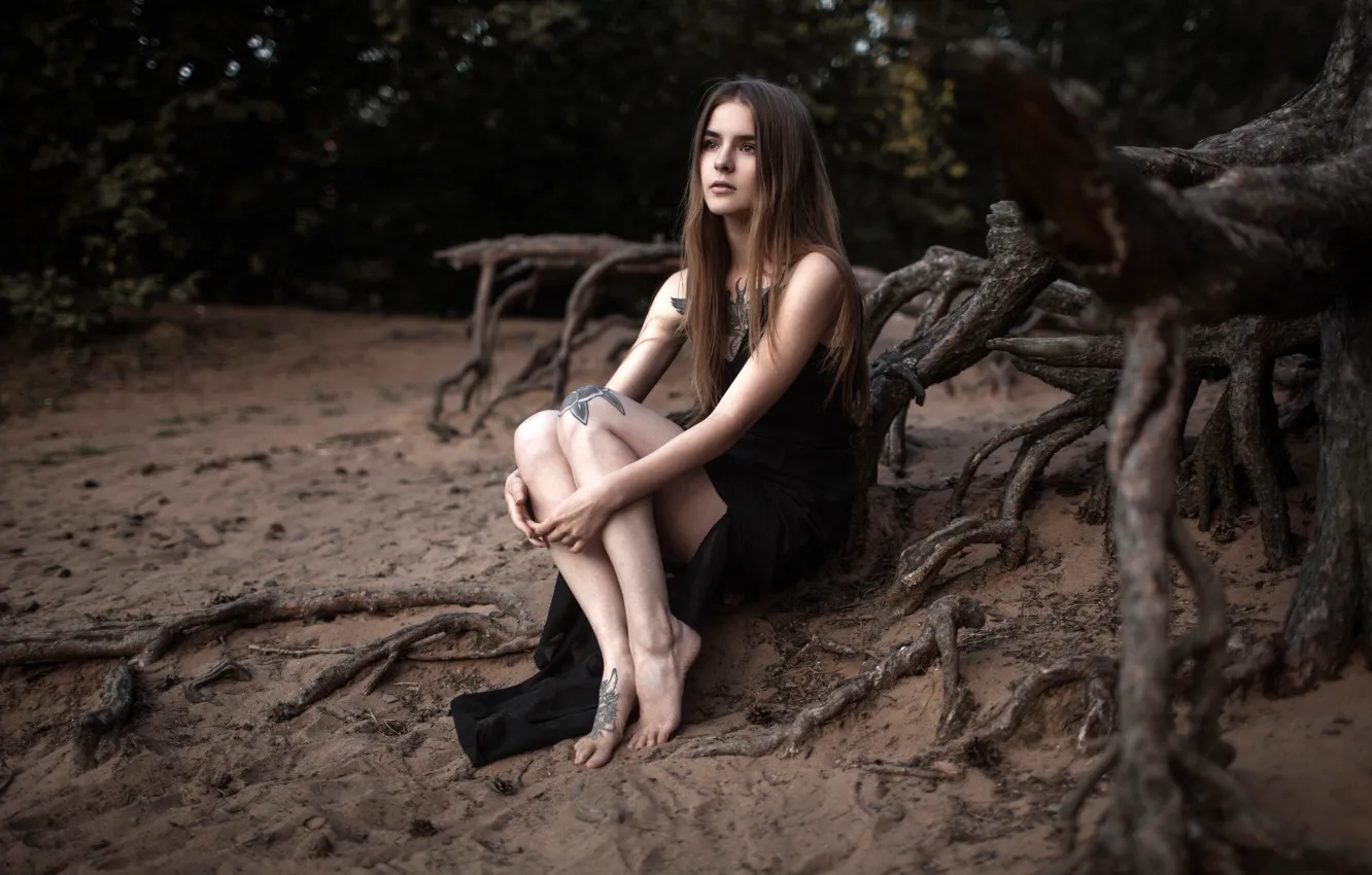 Wallpaper Sand Trees Roots Pose Model Portrait Makeup Dress Tattoo Hairstyle Brown Hair Legs Sitting Nature In Black Barefoot Images For Desktop Section Devushki Download