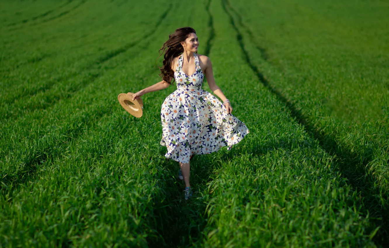 Девушка бегущая в платье