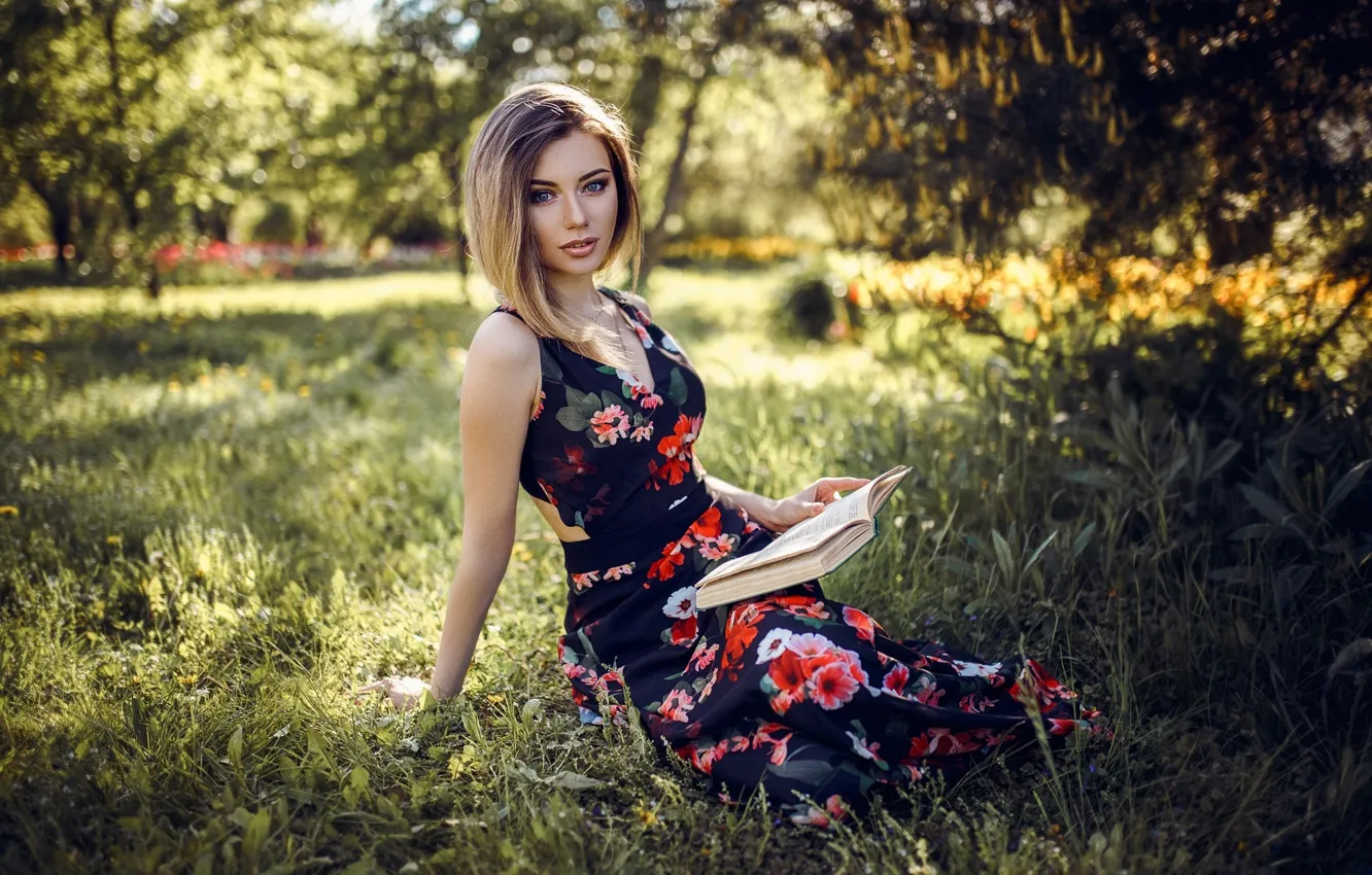 Photo wallpaper greens, look, the sun, nature, pose, model, portrait, makeup, dress, hairstyle, blonde, book, beauty, sitting, …