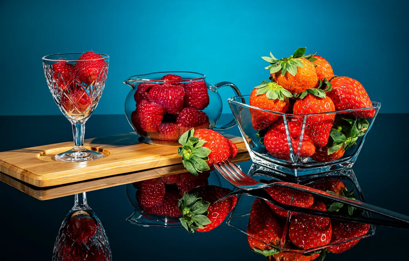 Photo wallpaper reflection, berries, raspberry, glass, strawberry, plug, still life, vase, Вячеслав Захаров