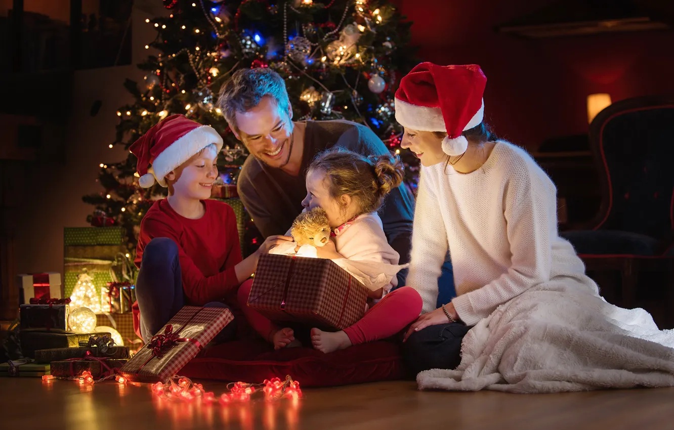 Фото обои дети, женщина, елка, семья, рождество, подарки, новый год, мужчина, гирлянда