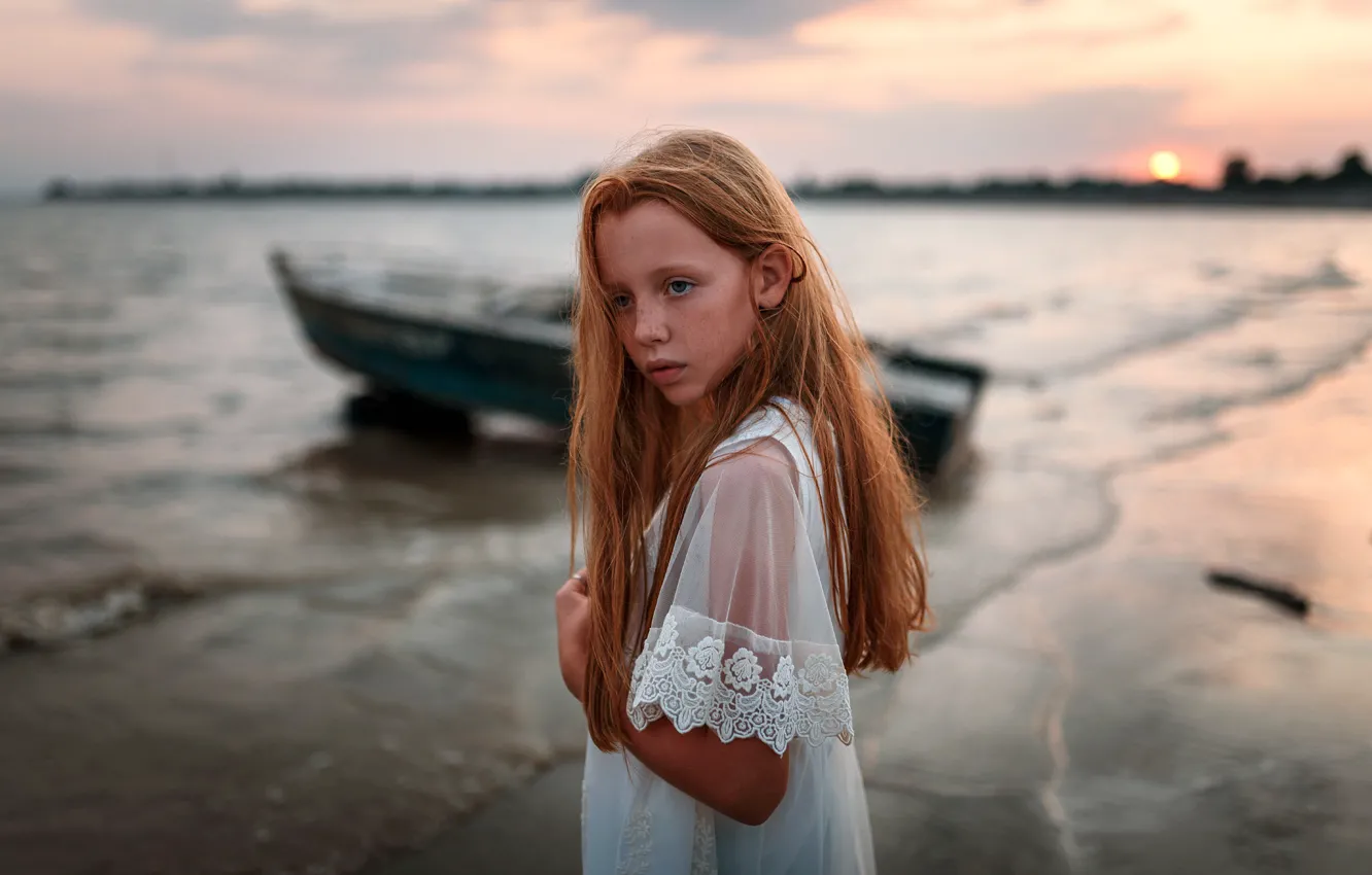 Photo wallpaper boat, girl, freckles, Juliana Naidenova